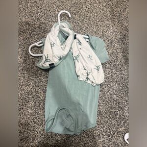 Kyte baby 12-18M onesie, bunnies and one size bib